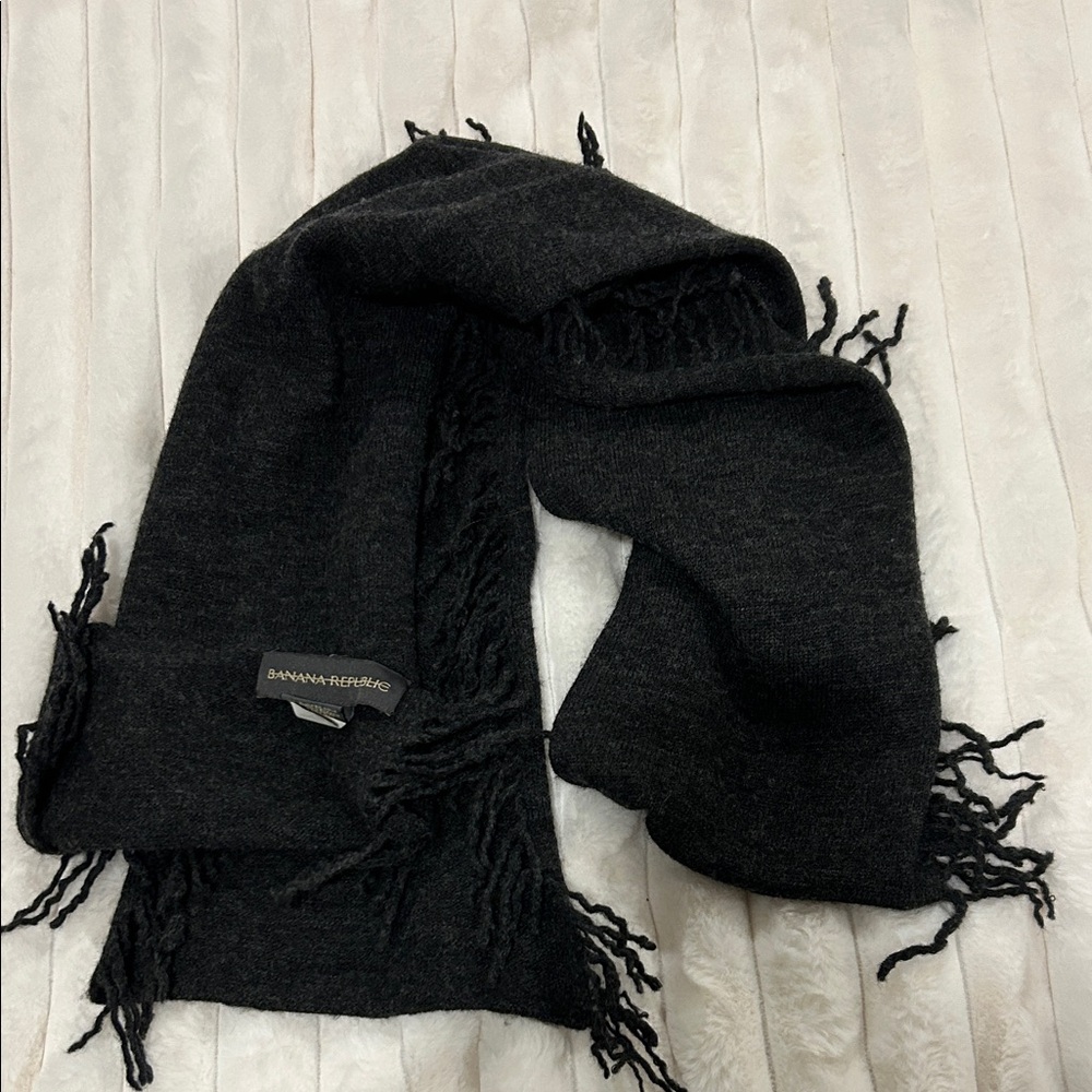 Banana Republic Charcoal Scarf 🧣